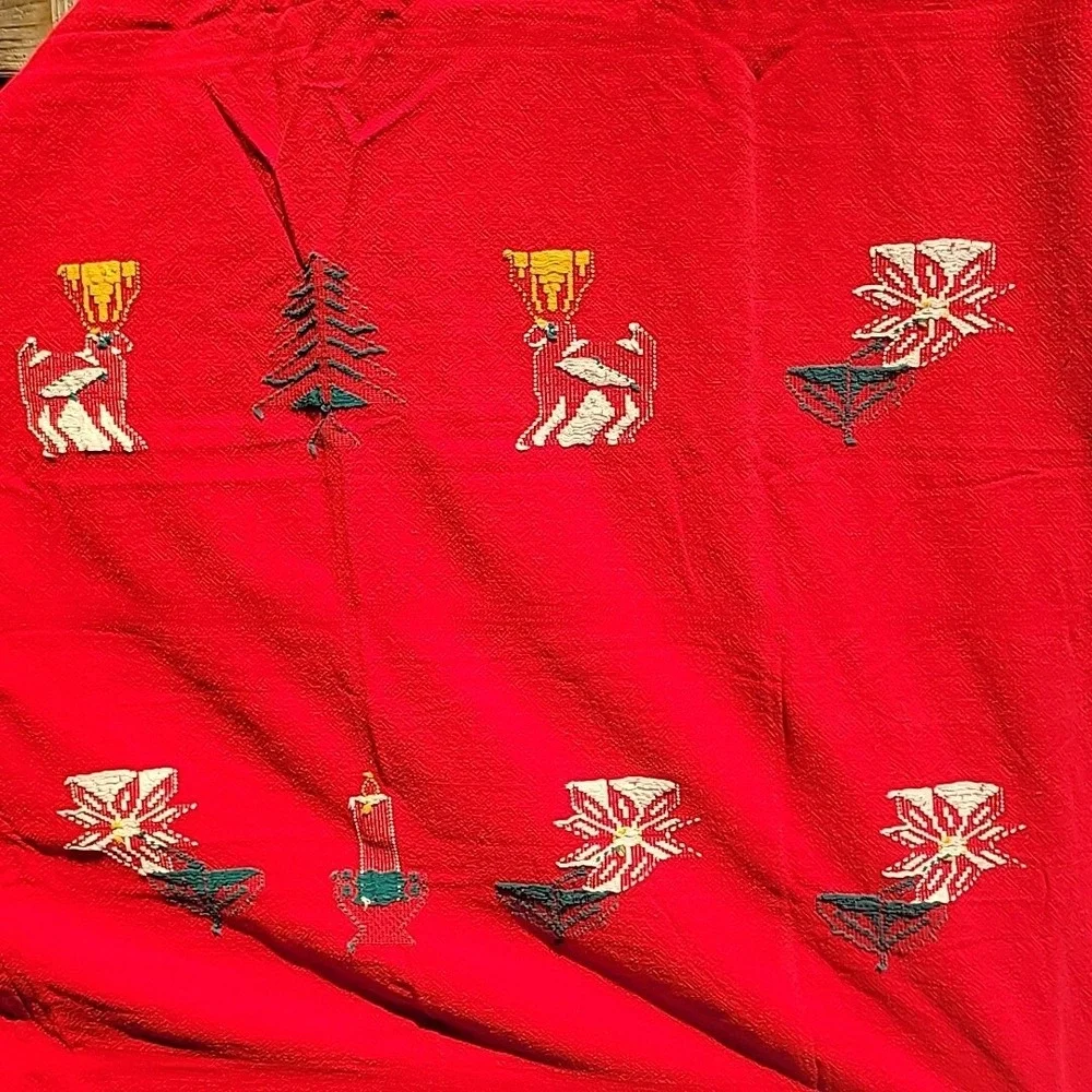 Christmas Tablecloth Red Embroidered‎ Needlepoint Vintage Rectangular